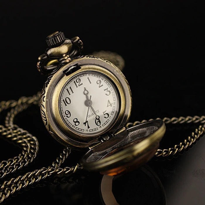 Creative Retro Flip Pocket Watch, Personalized Three-Dimensional Carved Old-Fashioned Necklace Watch, Commemorative Quartz Watch Gift for Male and Female Students
