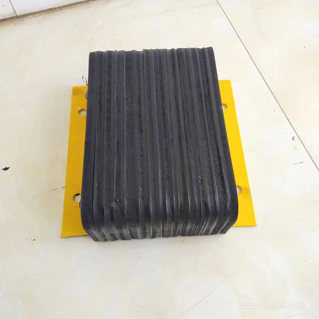 Уголковый железный блок для предотвращения столкновений, образец