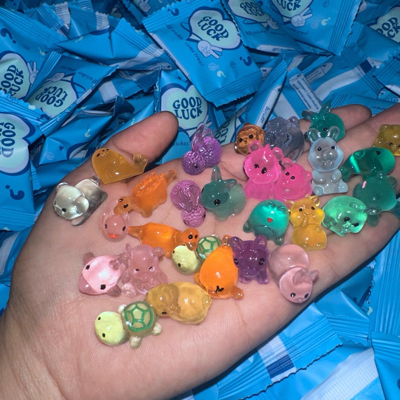 Английский светящийся слепой пакет маленькие игрушки маленькие животные мини милые светящиеся сюрприз слепой пакет подарки для детей