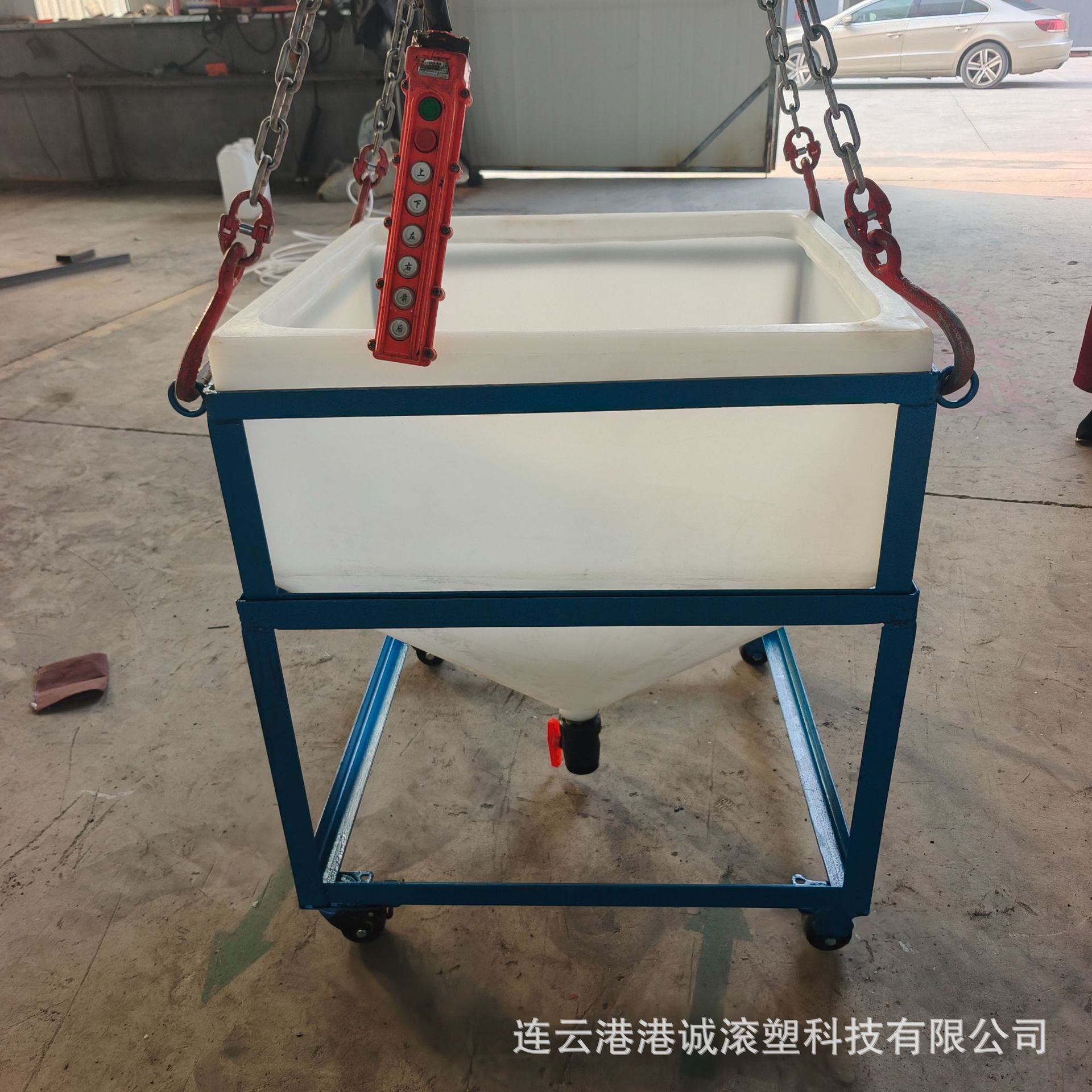 Quartz Sand Acid Washing Hopper Plastic Material One-Time Molding 245L Square Material Truck Hopper with Wheels