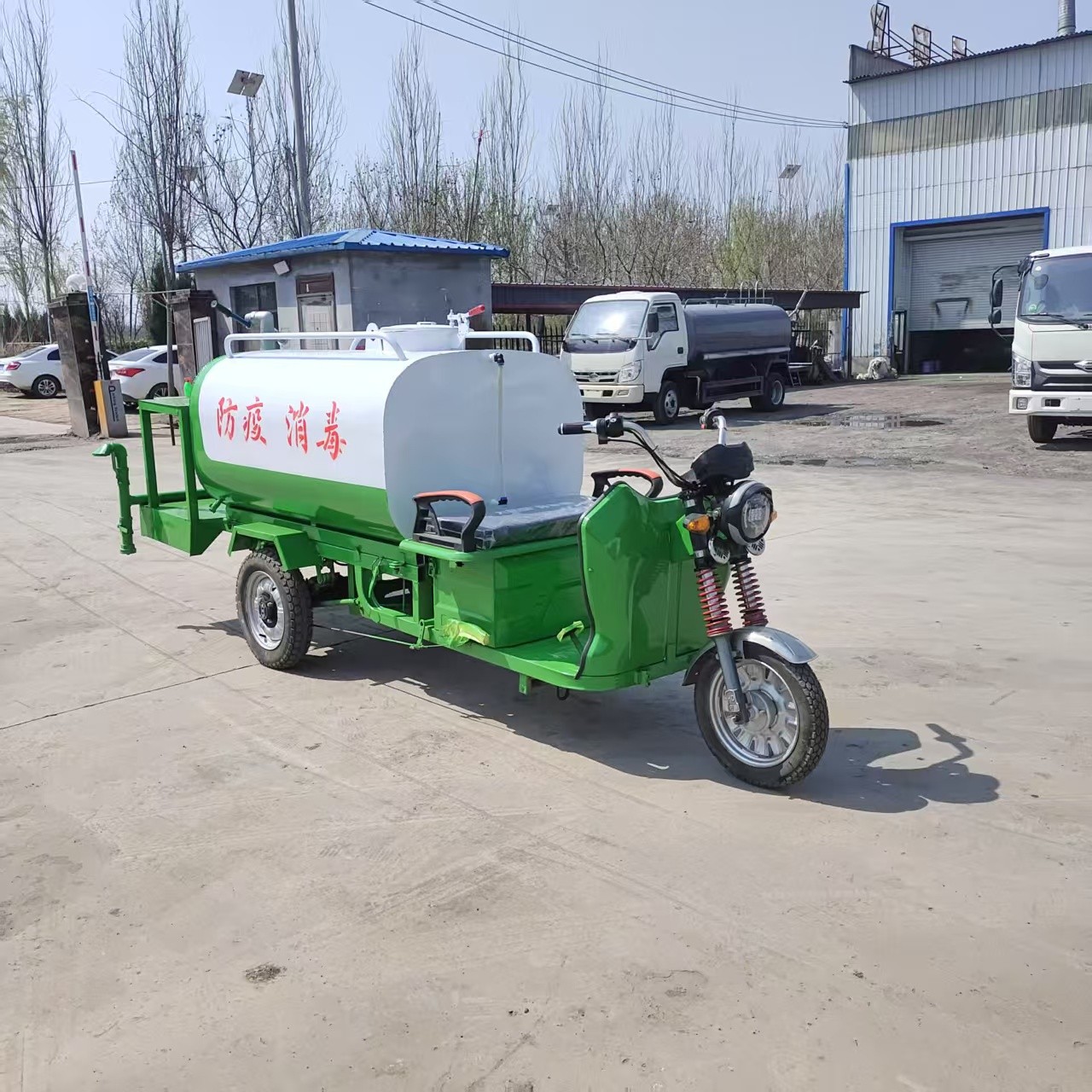 Small Electric Three-Wheel Sprinkler Truck for Construction Site Engineering Three-Wheel Sprinkler Truck for Landscaping Three-Wheel Fog Cannon Sprinkler Truck