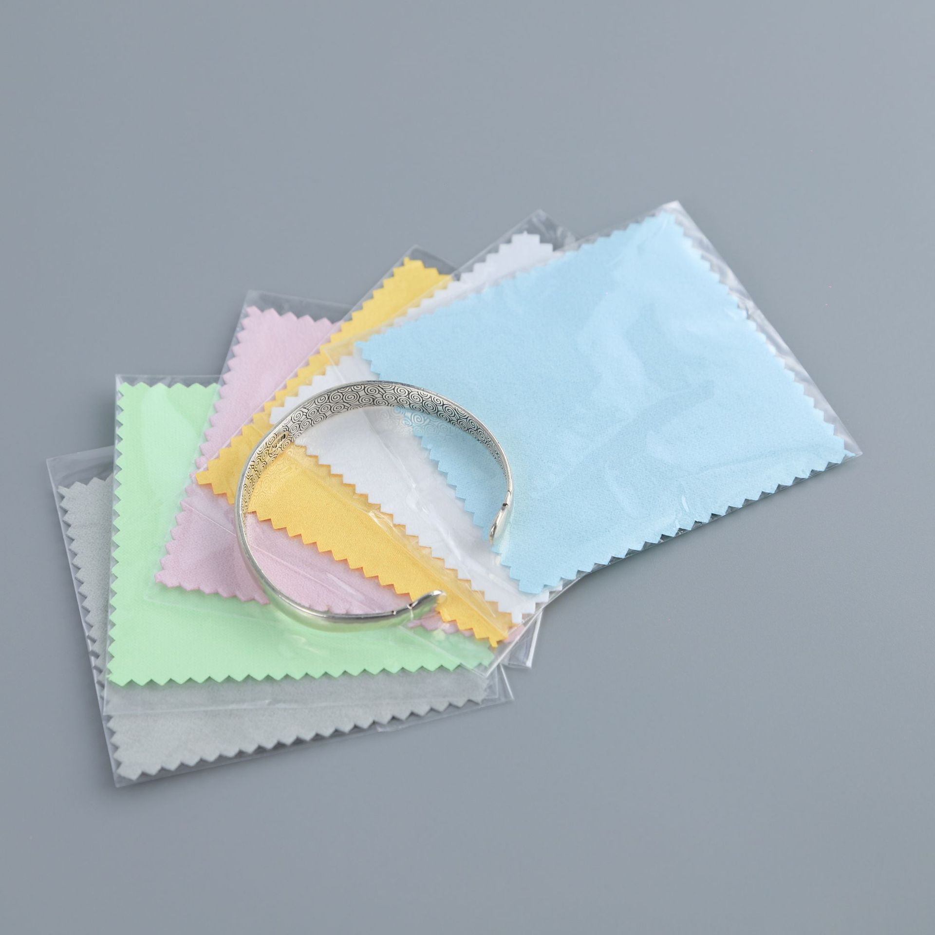 Wholesale silver cleaning cloth 8*8opp bag independent packaging double-sided velvet gold and silver cleaning cloth with polishing effect jewelry maintenance