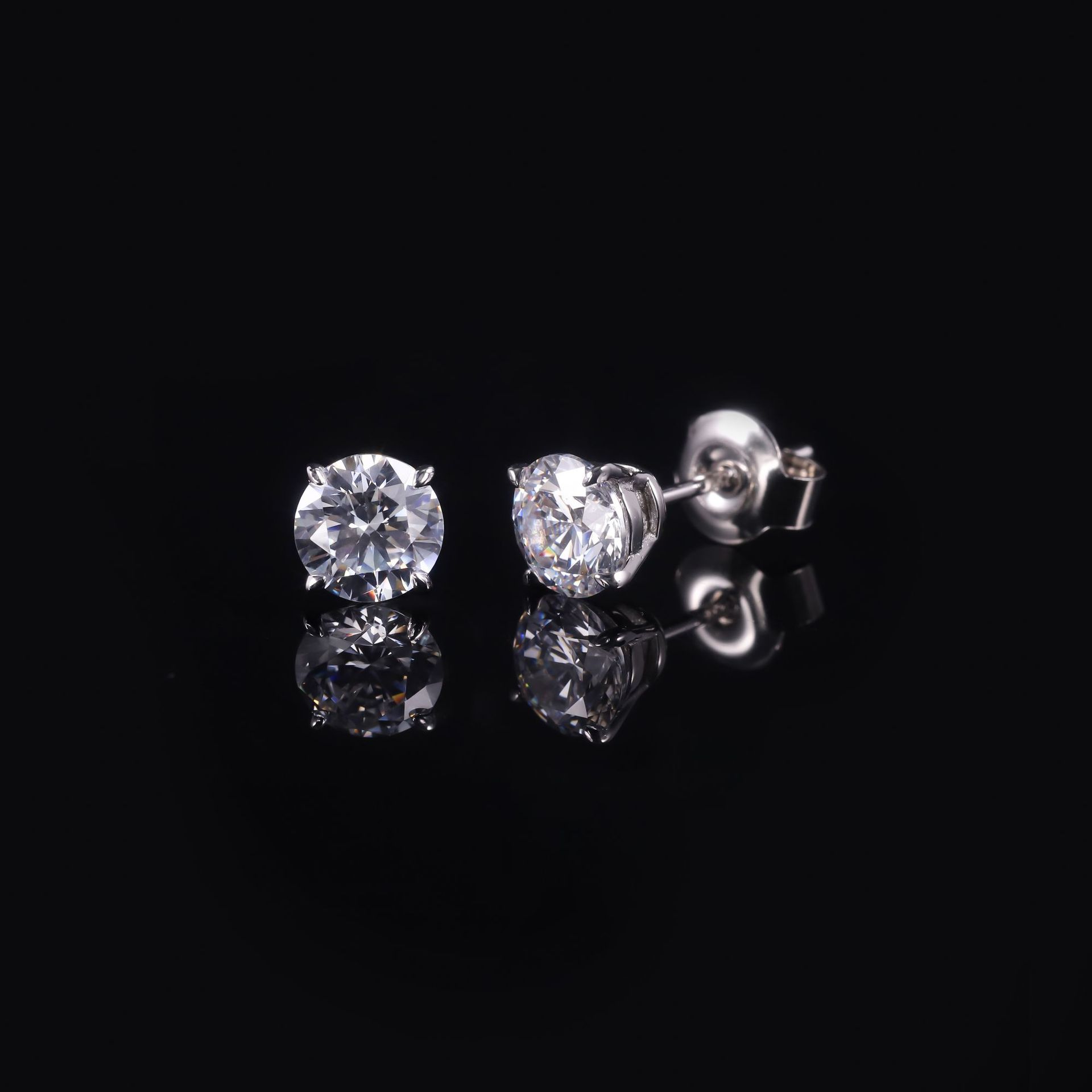Four-claw earrings classic simple Joker earrings source manufacturers s925 silver 1 karat cultivation diamond earrings for men and women