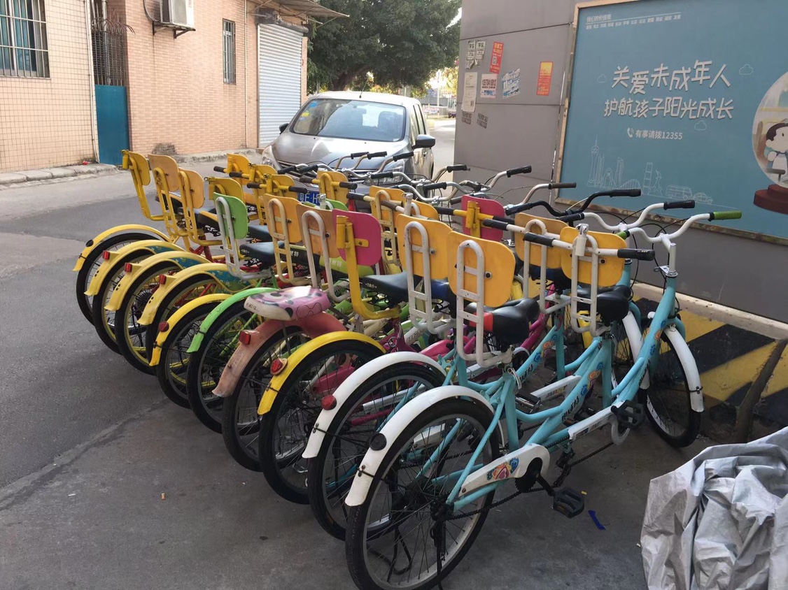 Second-Hand Tourism and Sightseeing, Two People Riding, Three People, Parent-Child Couple, Double Bicycle, Multiple People Riding, Rental Double Bicycle