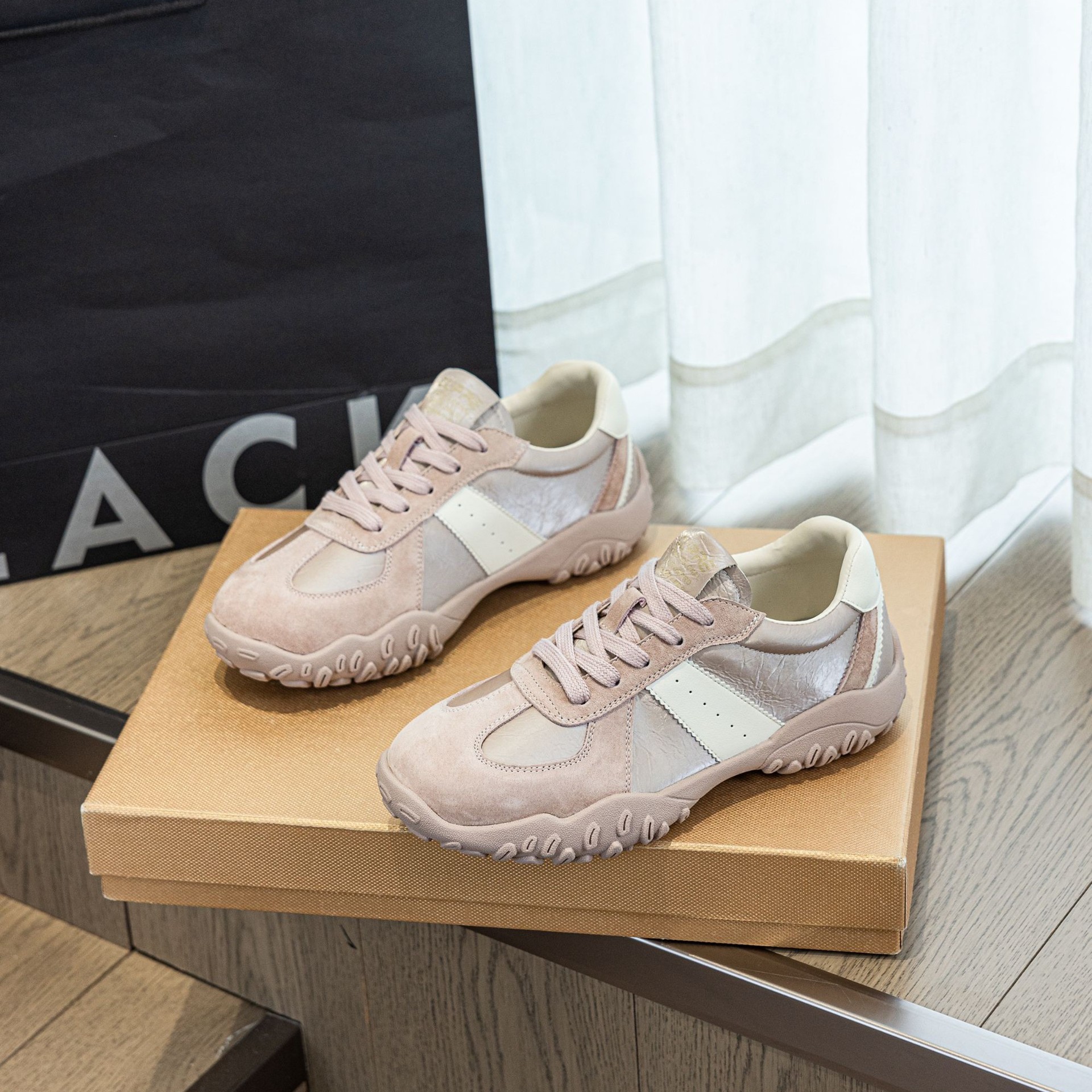 Низкие 7 см кожаные нескользящие универсальные немецкие тренировочные туфли, новые туфли, мягкая подошва для женщин 56002