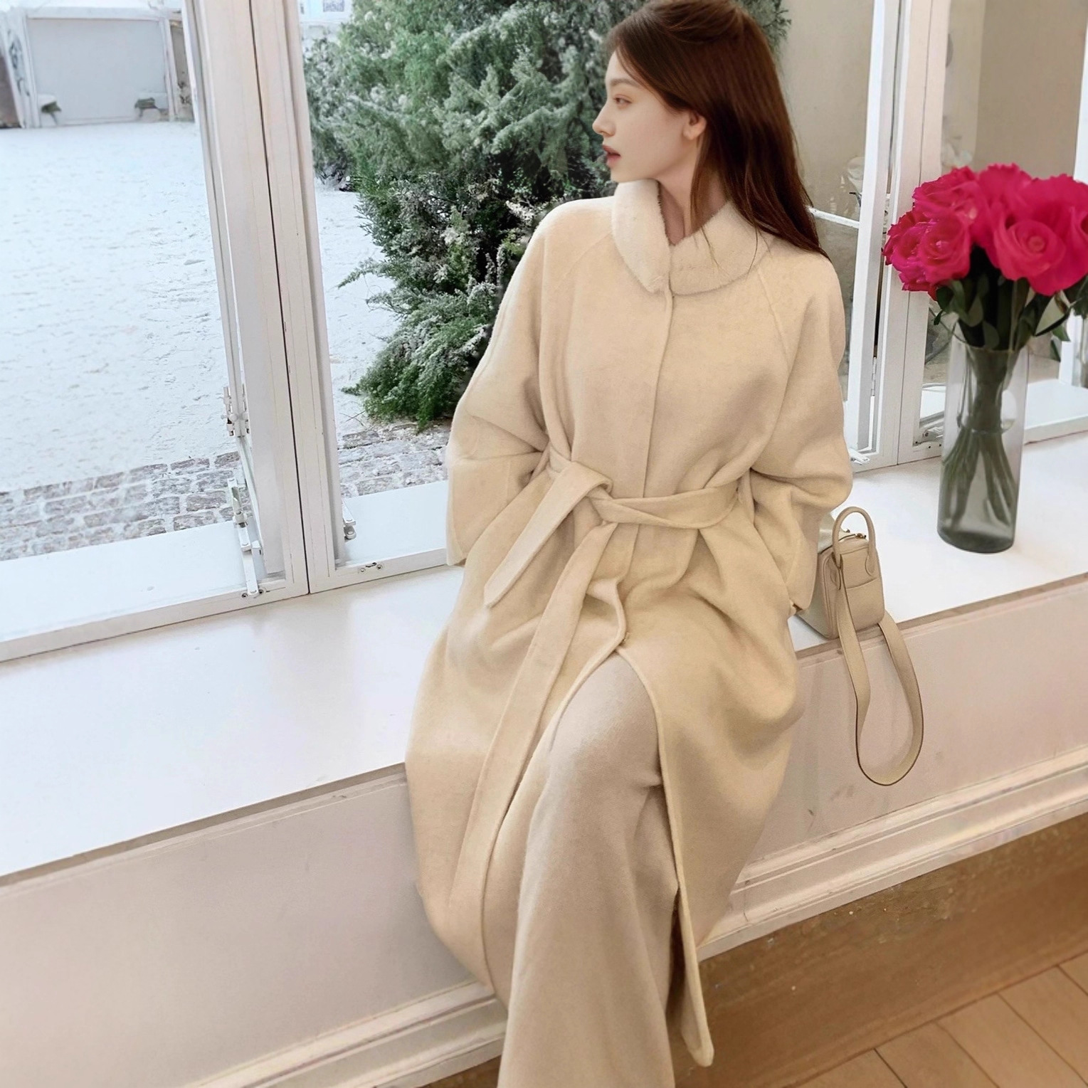 Зимнее пальто из шерсти с воротником из норки для женщин 2025 года, новая модная модель, уменьшающая возраст, средней длины двустороннее шерстяное пальто