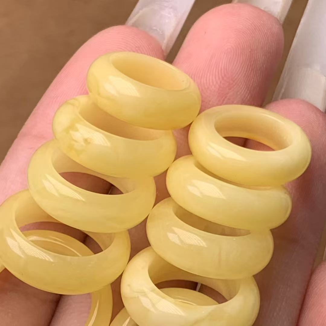 Natural Beeswax Russian Material Running Ring Accessories Chicken Oil Yellow Wax Rich Texture Clear Pattern Cultural Accessories Accessories Wholesale