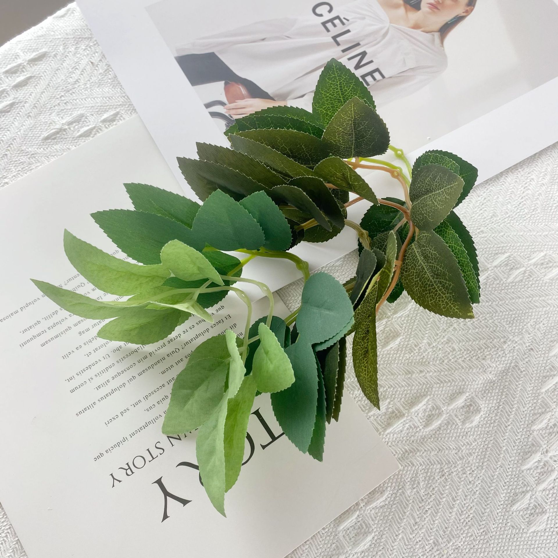 Factory Direct Sales of Artificial Leaves with Silk-Printed Roses, Six-Leaf Green Plant Accessories, Bunches for Wall Decoration and Display