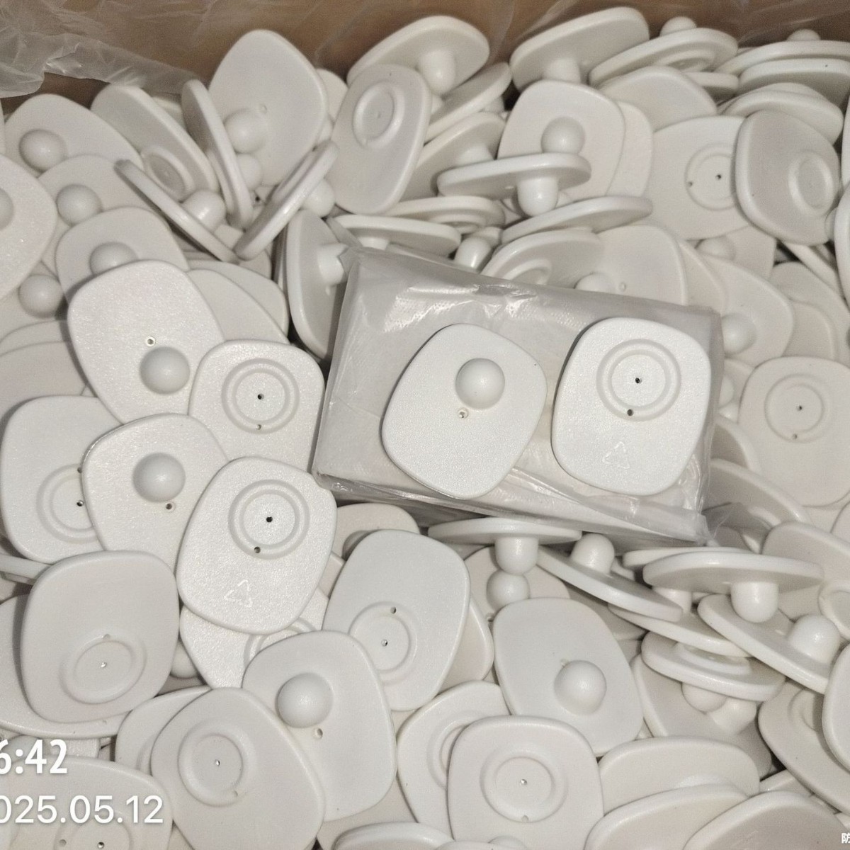 Rf Anti-Theft Magnetic Buckle Clothing Supermarket Anti-Theft Nail Buckle Black and White Small Square Clothing Anti-Theft Hard Tag Wholesale Discount