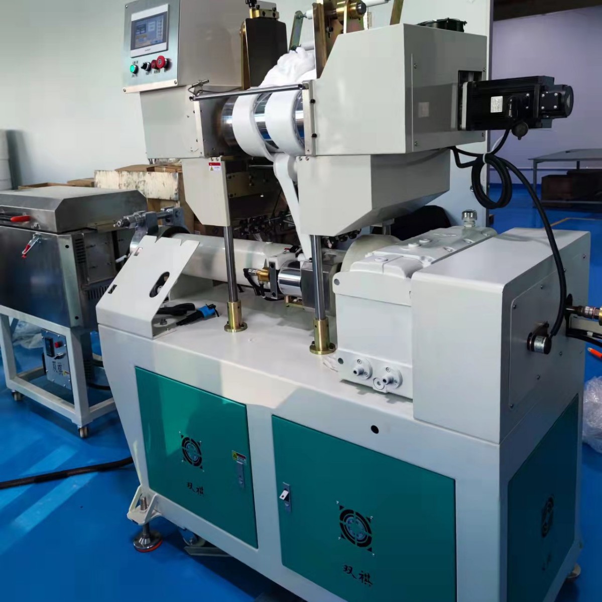 Многофункциональное оборудование для экструзии силикона Один из двух 85 Горизонтальное оборудование для экструзии силикона 85 Горизонтальный экструдер