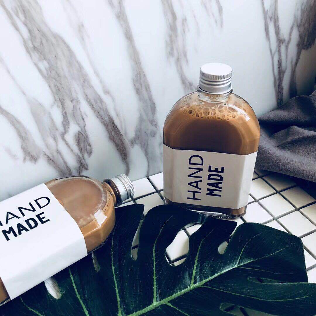 Factory sales new juice beverage bottle flat wine bottle coffee cold drink milk tea bottle light cut-off oblique shoulder flat glass empty bottle