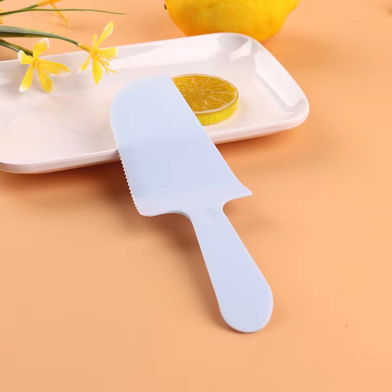 Disposable plastic cutter thickened serrated knife independent packaging frosted knife birthday cake knife and fork color transparent