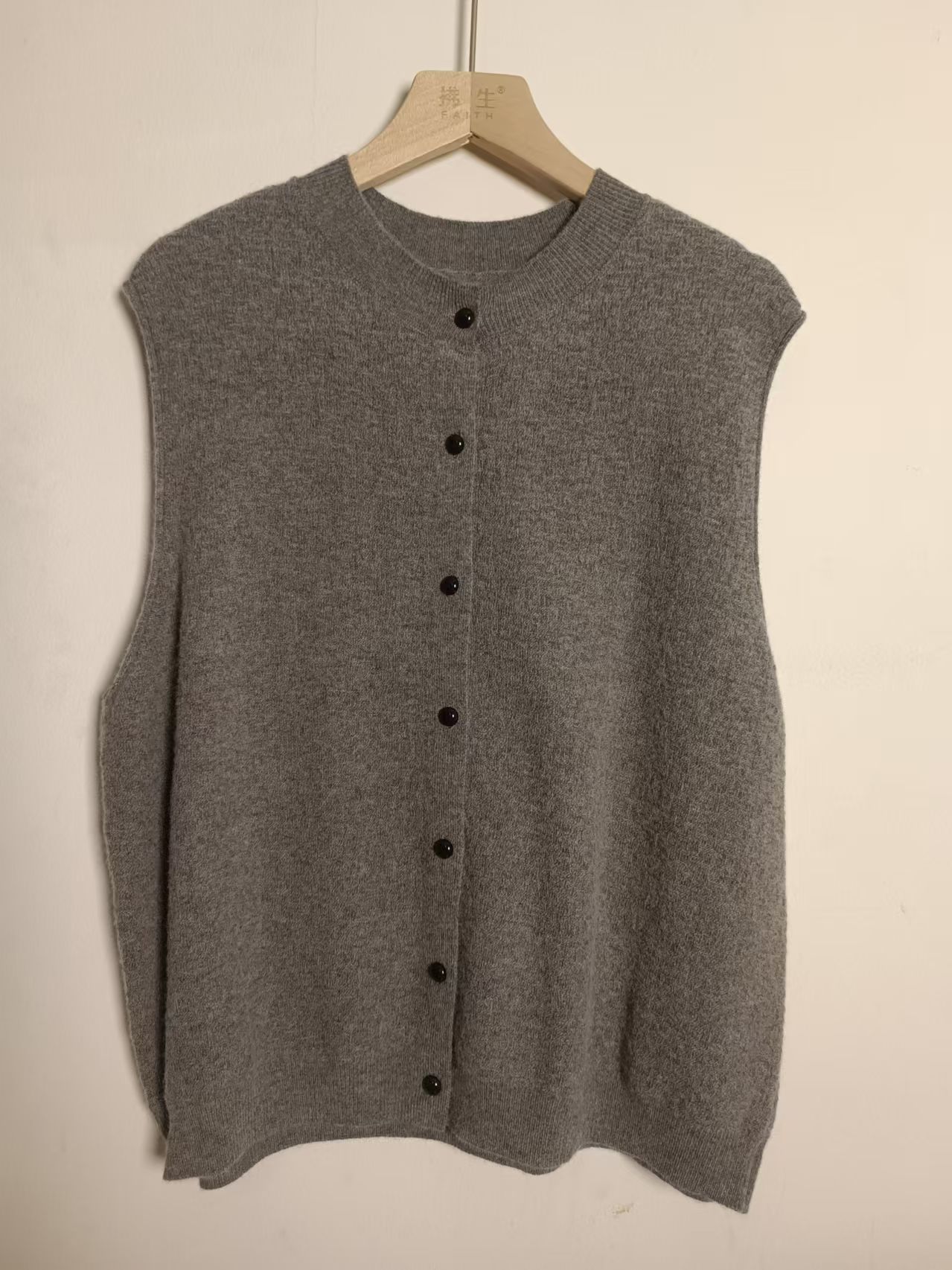 [Customized Processing of Sweaters and Vests] Processing and Customization of Various Styles of Knitted Vests and Sweaters