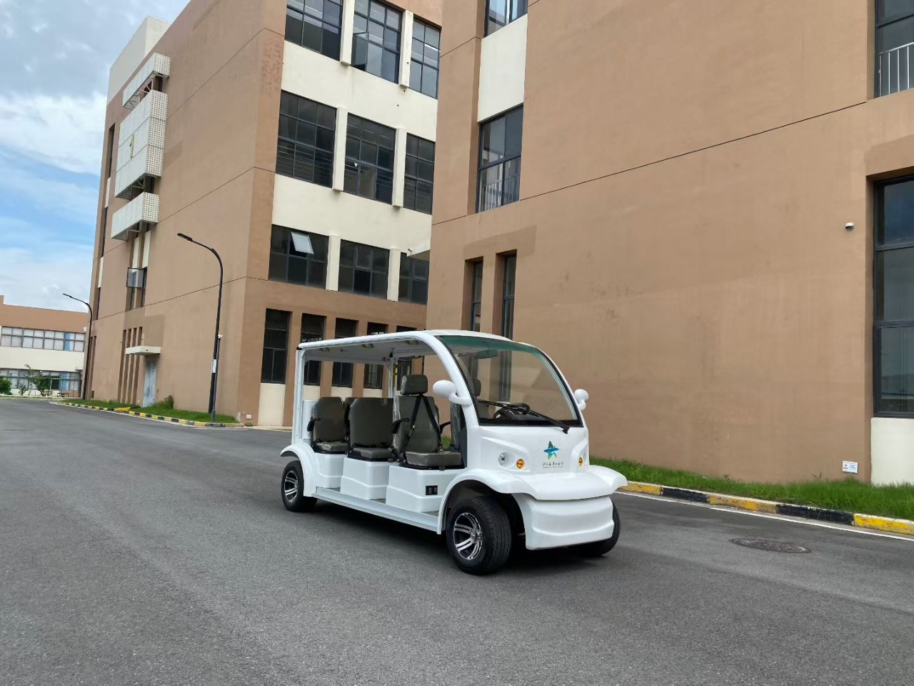 Electric Sightseeing Vehicle for Real Estate Hotels - Electric Vehicle for Customer Reception in Tourist Attractions - 8-Seat Sightseeing Vehicle for Hotel Front Desk