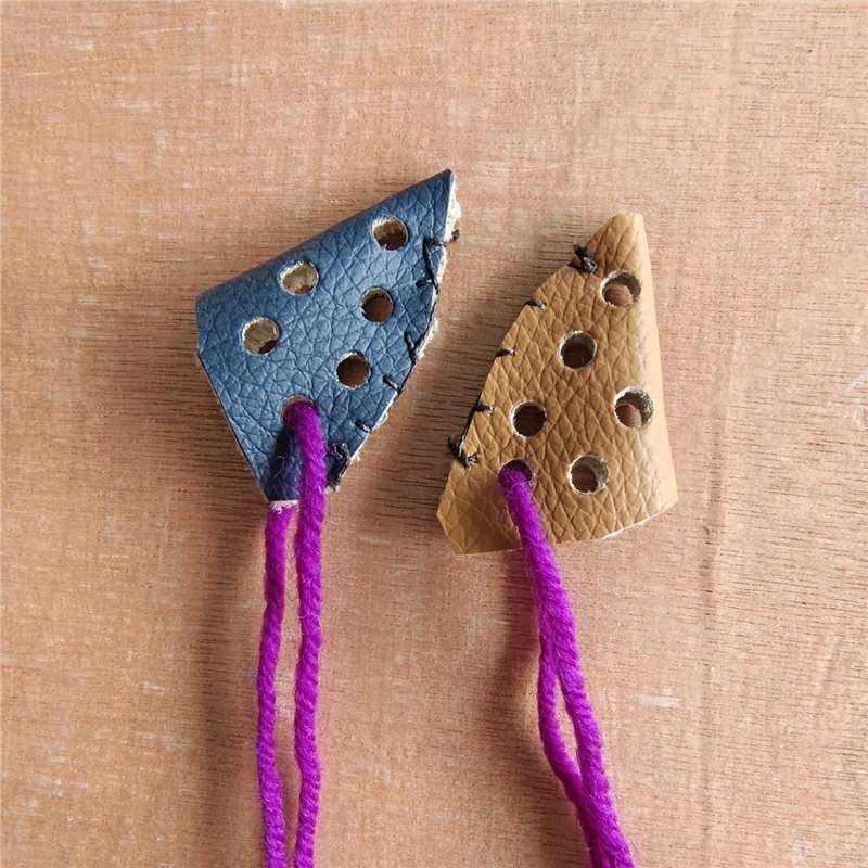 Chicken Fighting Supplies Training Leather Muzzle Protective Gear to Prevent Biting and Pecking, Two Chickens