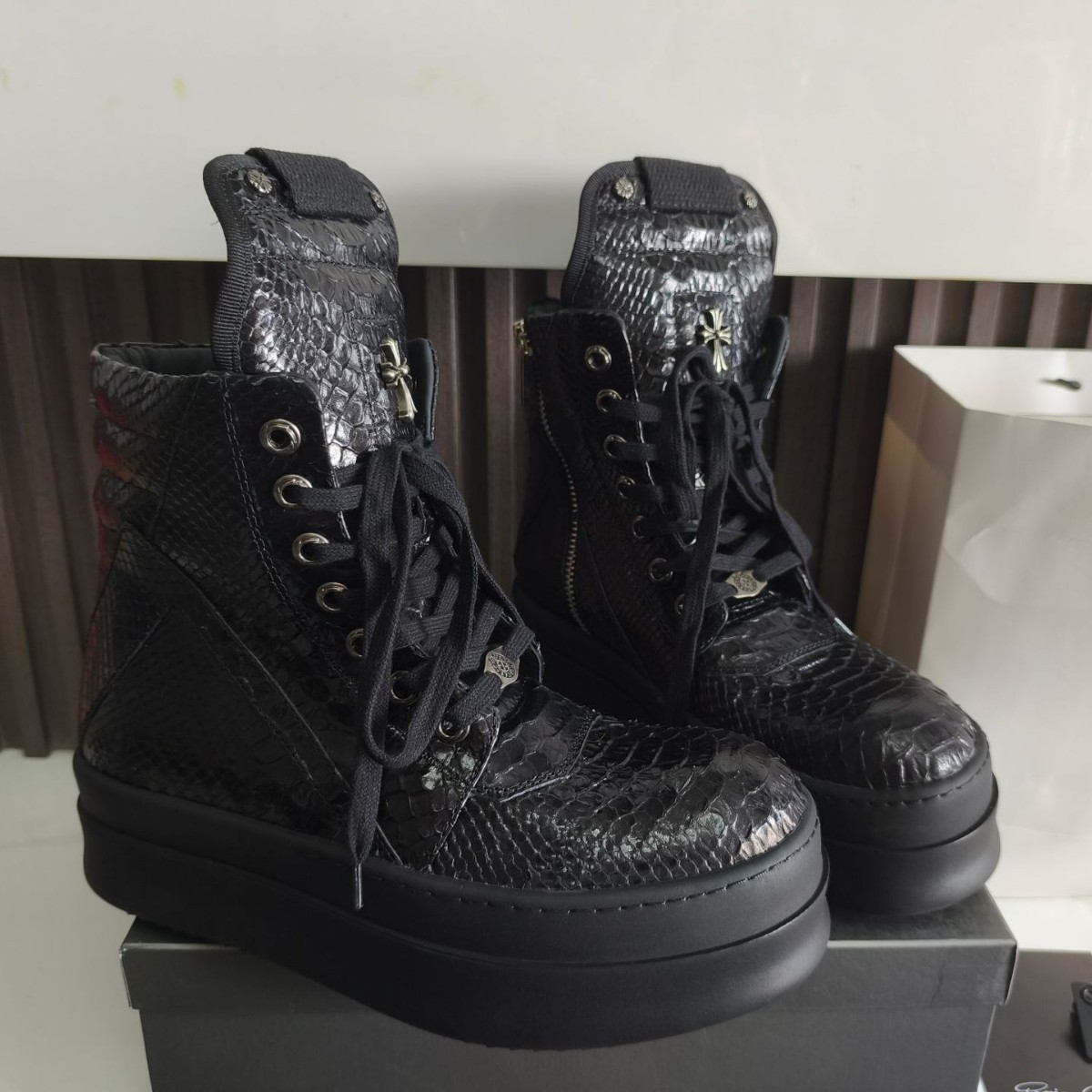 Мужские ботинки с толстой подошвой, черные, змеиный узор, высокие ботинки