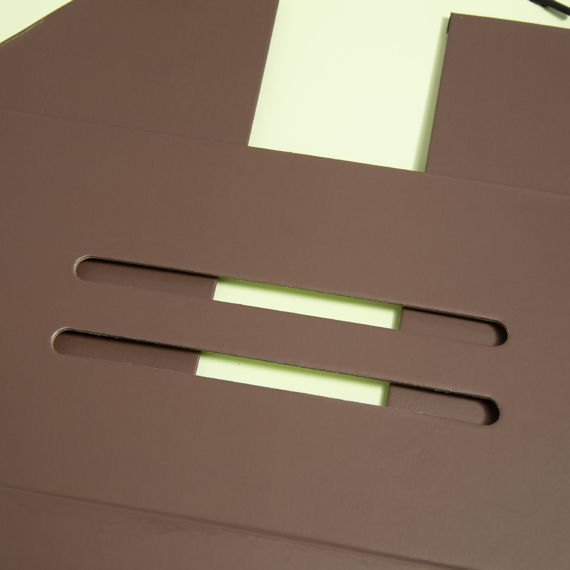 Focus on Quality, One-To-One Replica of European and American Luxury Brand Bur* Coffee-Colored Magnetic Folding Box with Printed Logo