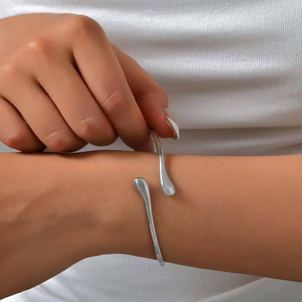 Manufacturer Wholesale Popular Personalized Bracelet Open Glossy Bracelet European and American Creative Design New Product Water Drop Armband