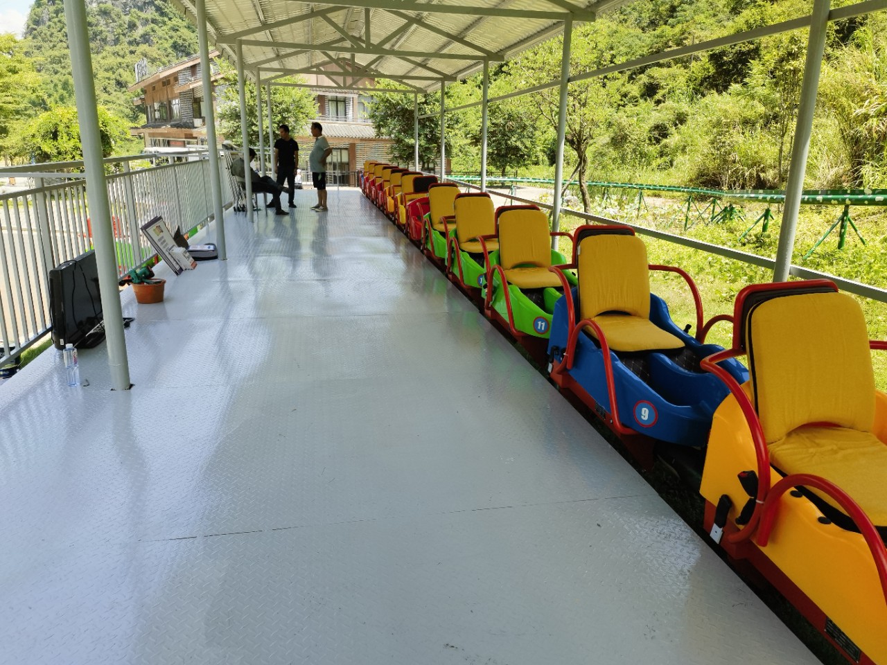 Playing with a Car on a Steel Pipe, Unpowered Pulley, Scan Code to Pay for Pulley, Monorail Pulley