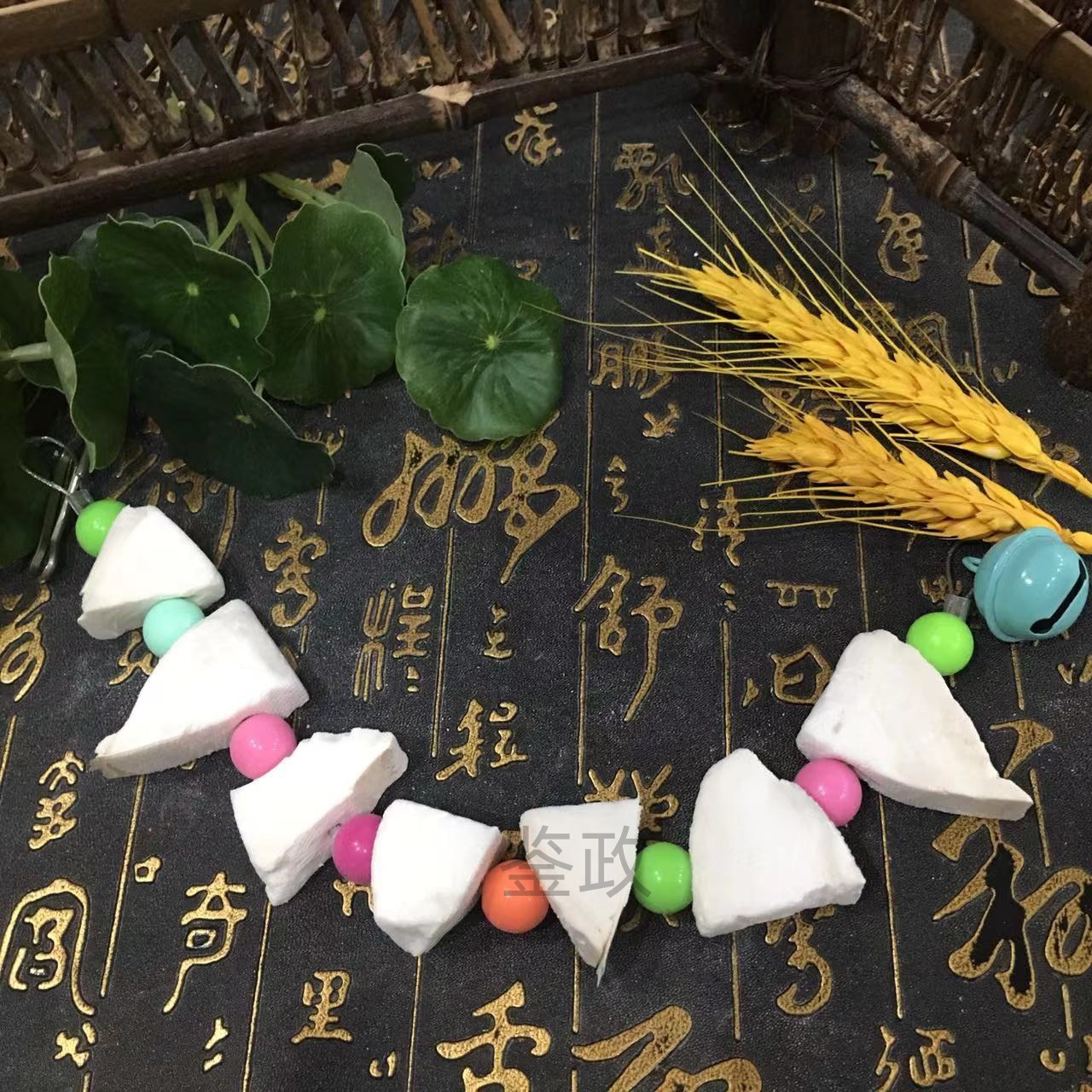 Wholesale Cuttlefish Bone Skewers New Arrival Cuttlefish Bone Black Phoenix Tiger Skin Peony Parrot Bird Food Grinding Teeth and Biting Sea Jellyfish