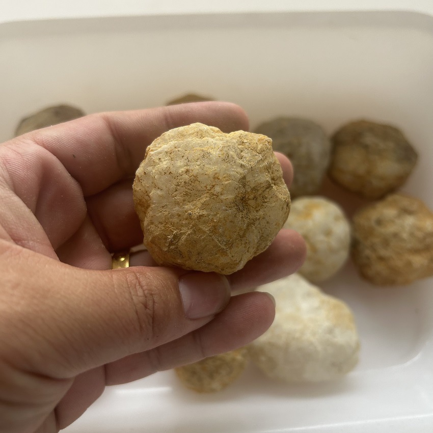 Natural Agate Cave Raw Stone Agate White Crystal Cave Scientific Specimen Raw Ore