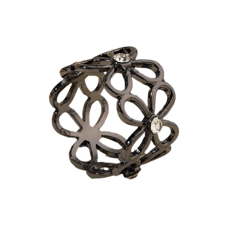 Advanced Design Sense Hollow-out Diamond-encrusted Four-leaf Clover Silk Scarf Tube Metal Geometric Fixed Knot Buckle Women's Shawl Buckle