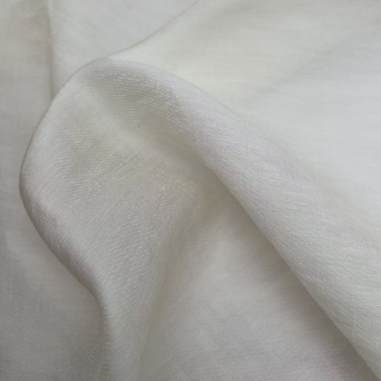 Bright Silk Acetate Tencel Is Smooth, Comfortable and Soft 65Gsm, Suitable for Private Shirts and Dresses
