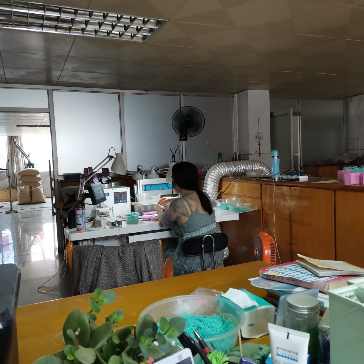 Manufacturer Wholesale Plastic Flower Arrangement Sticks, Lollipop-Shaped Profile Inserts, Wood-Colored Accessories, Tube Inserts