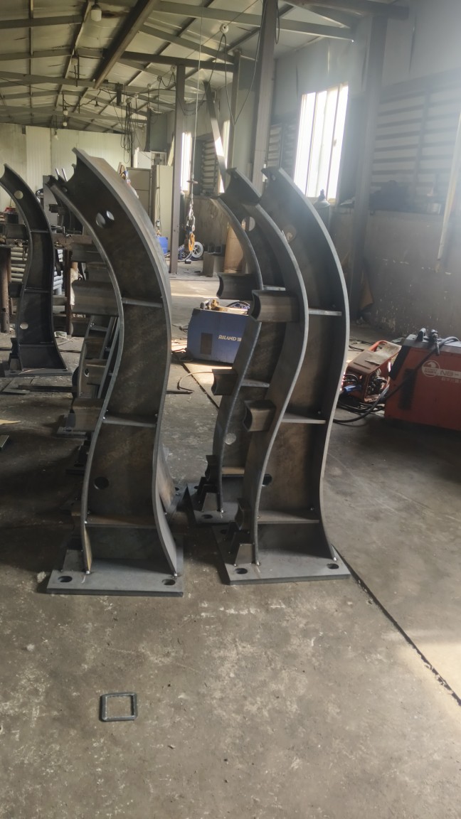 Factory Direct Supply of Bridge Guardrail Columns, Stainless Steel Columns, Anti-Collision Columns, Overhead Bridge Aluminum Alloy Guardrail Columns