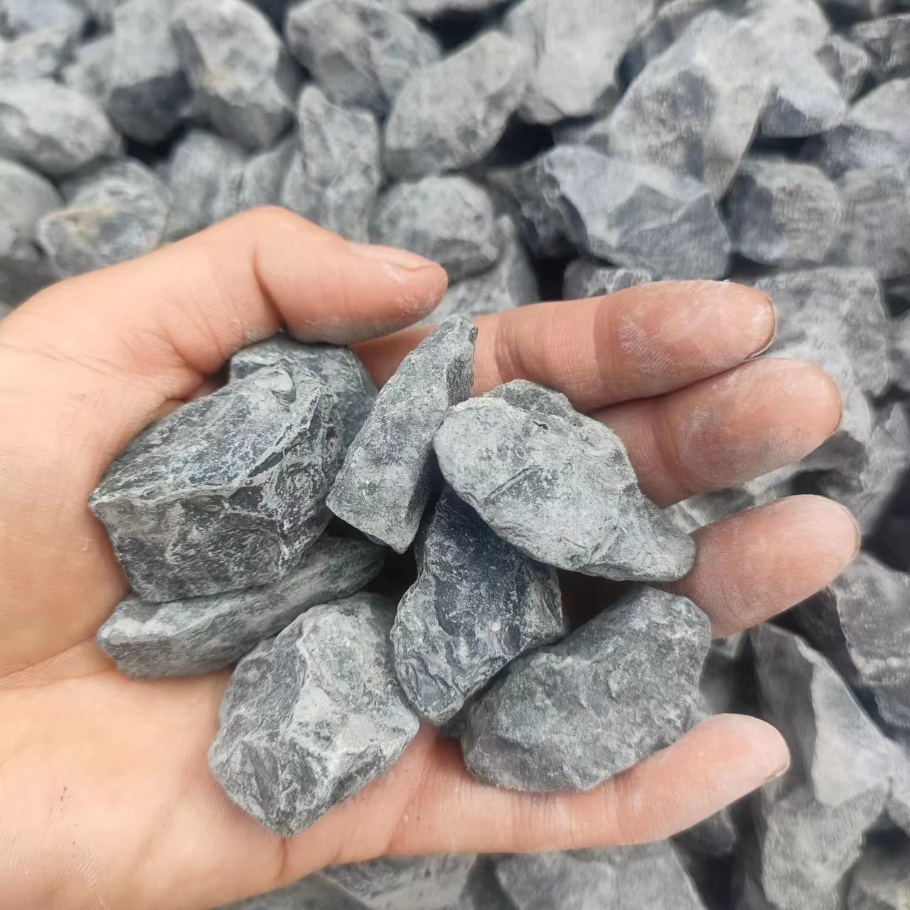 Manufacturers Supply Black Gravel in Stock for Landscaping, Black Stone for Permeable Pavement, and Black Gravel for Use in Black Gravel Roads