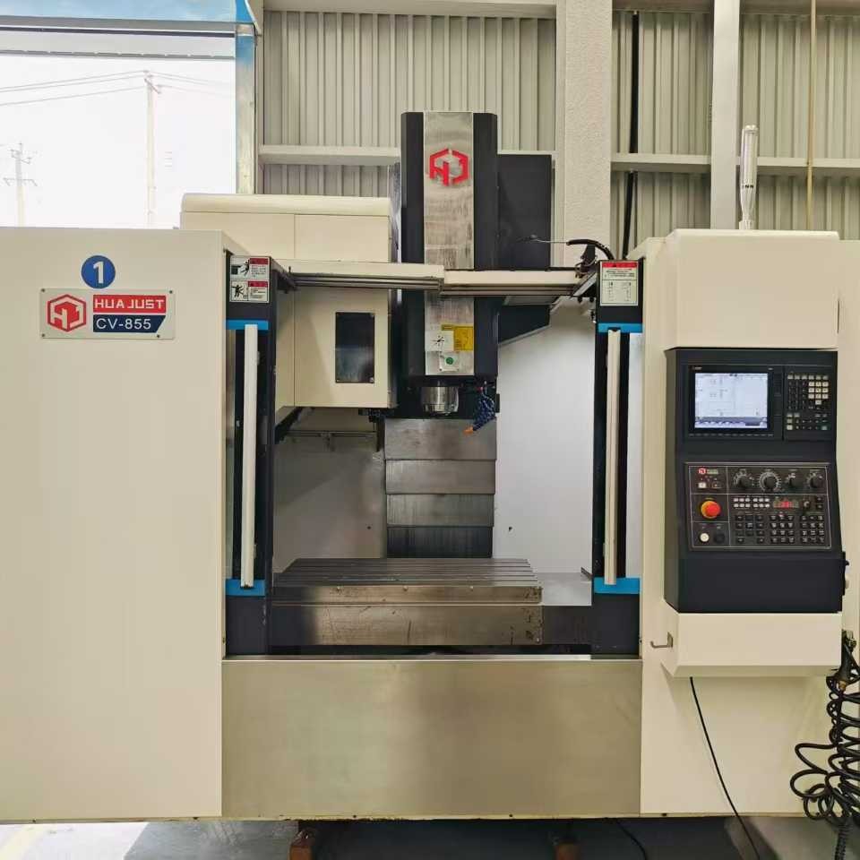 На продажу б/у вертикального обрабатывающего центра Huaji Cv-855, конус шпинделя Bt40 в наличии