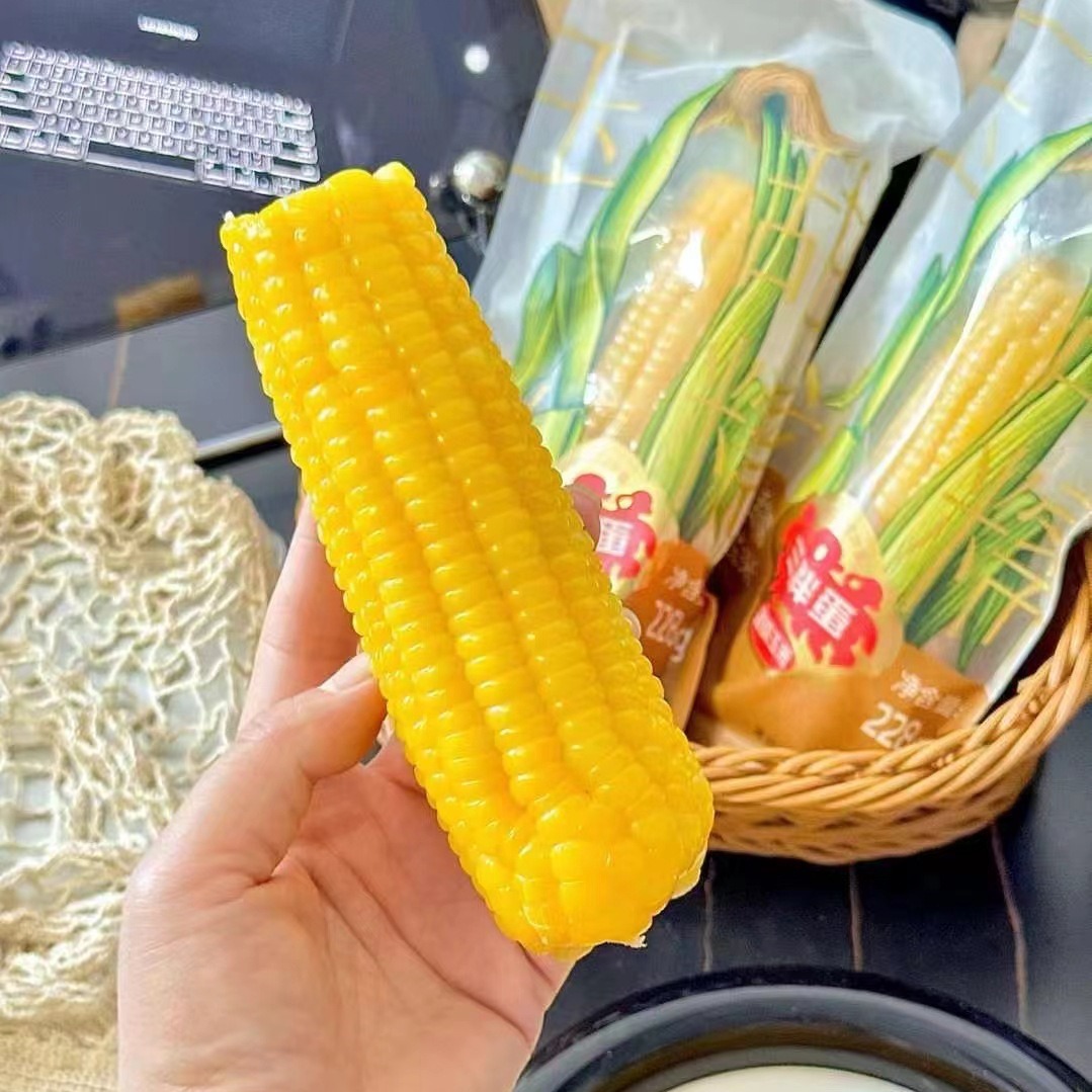 Three fat eggs sweet waxy corn vacuum lock fresh packaging heating ready-to-eat yellow corn coarse grain meal substitute corn stick independent package