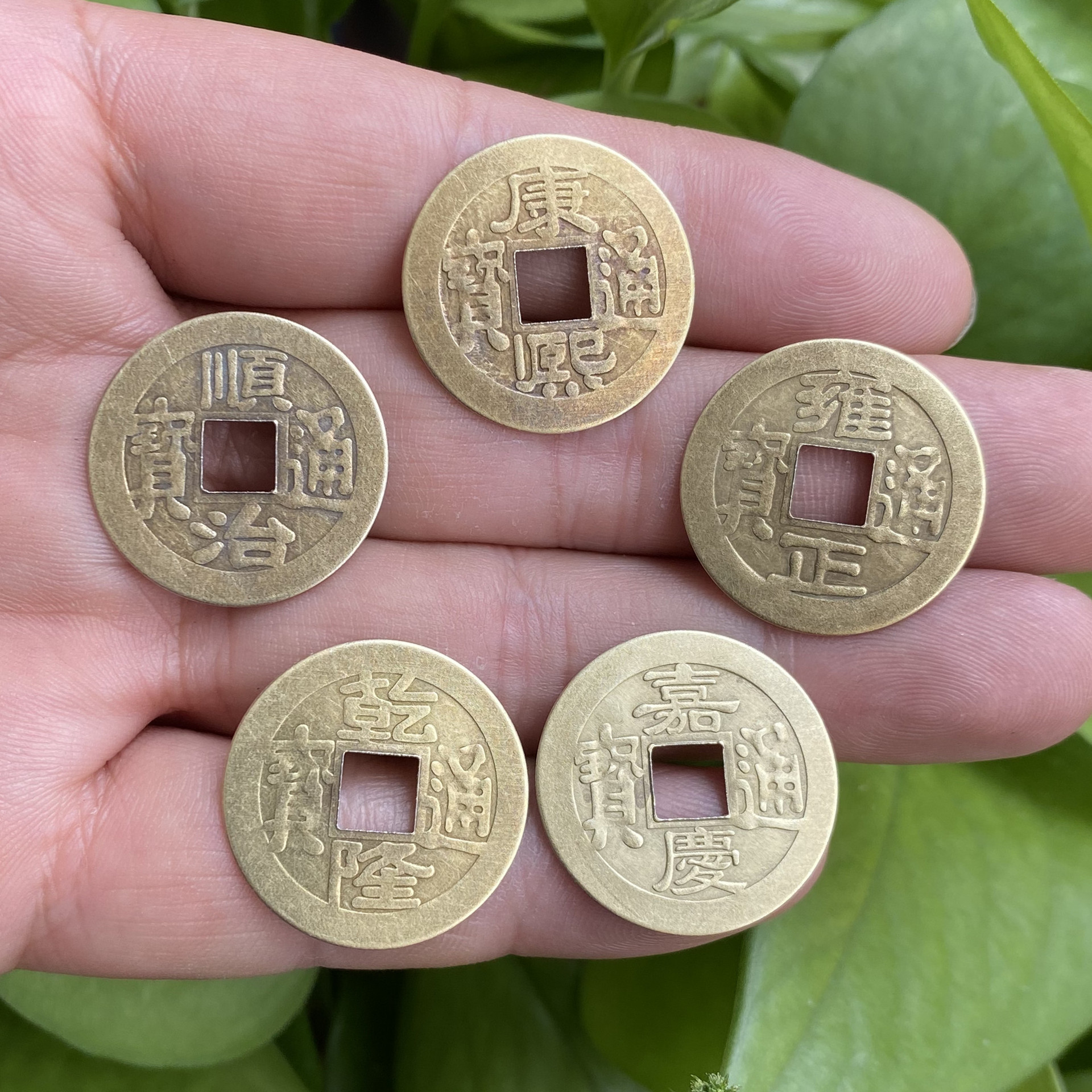 Antique-Style Copper Coins from the Reigns of Shunzhi, Qianlong, and Kangxi, Featuring Crafts of the Yongzheng and Jiaqing Eras, with Five Emperors' Coins and Exquisite Copper Sculptures