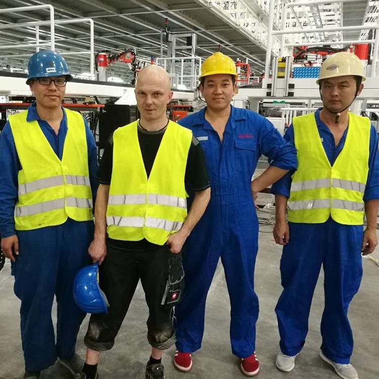 Установка и наладка гидравлического оборудования в сборочном цехе Фошань Фав, работа на высоте, командная работа