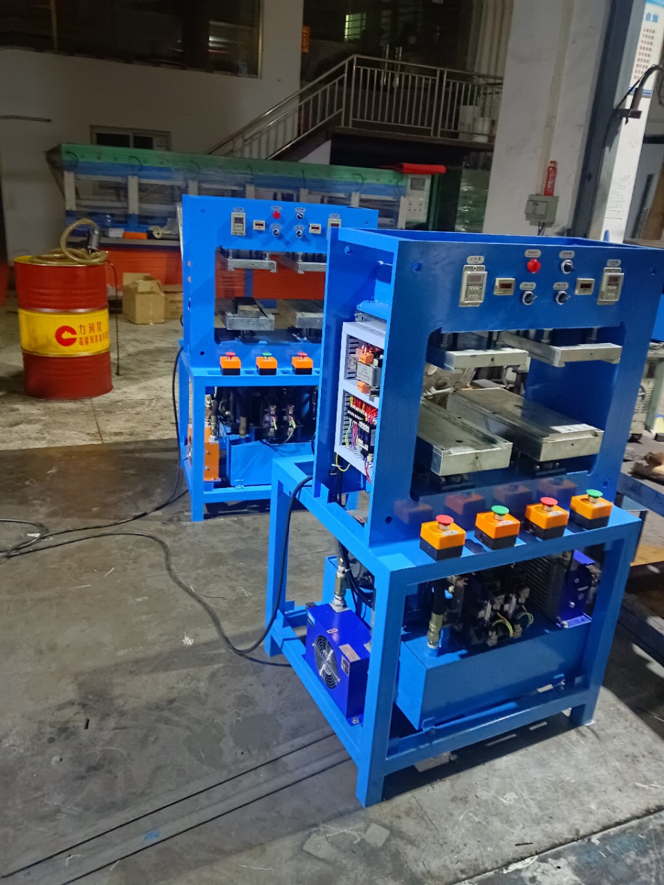 Поставка машины для формования ПВХ, двусторонняя машина для горячего и холодного прессования ПВХ, машина для горячего прессования, охлаждения и формовки