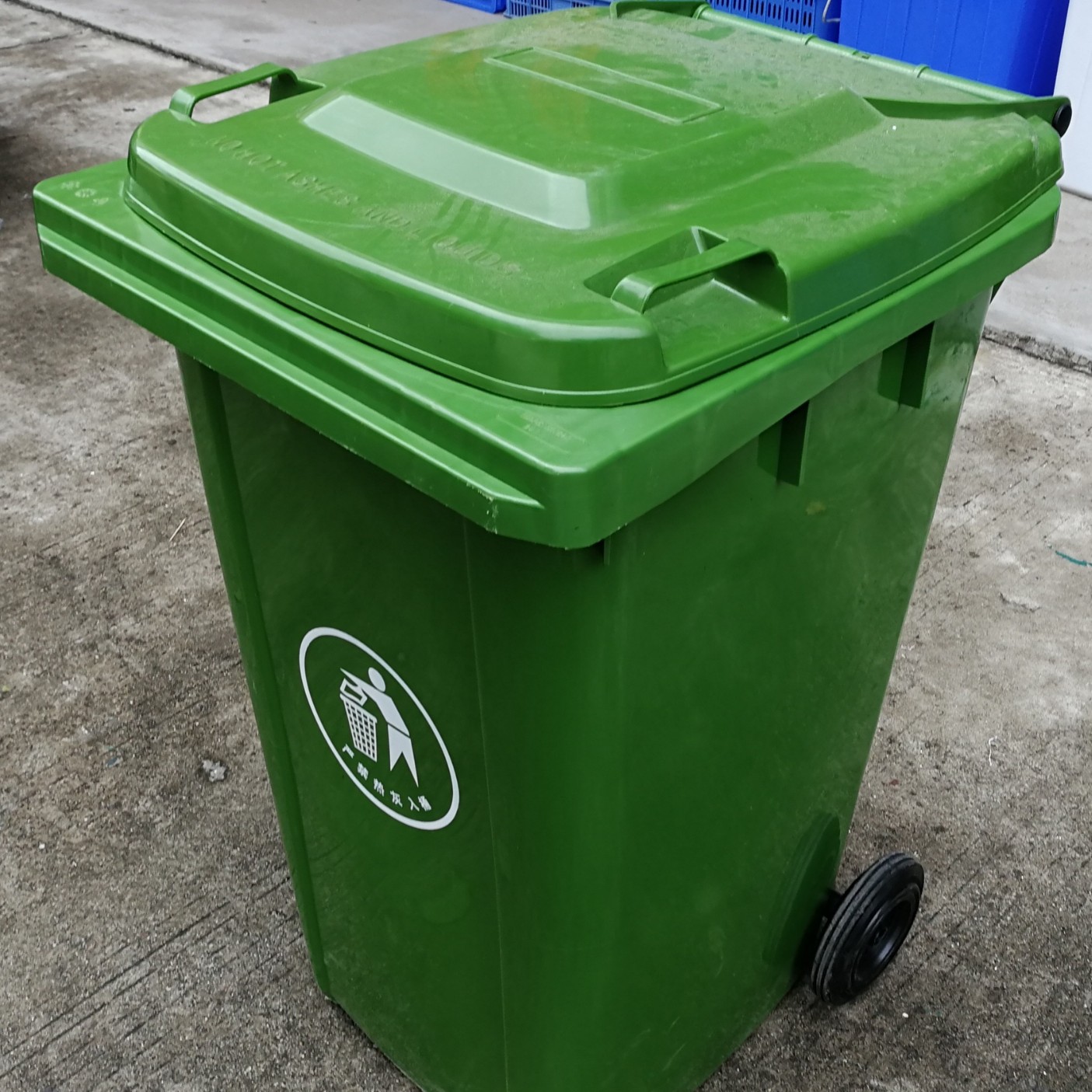 240L Plastic Trash Can with Wheels and Lid, Large Capacity Sanitary Bucket with Lid, Outdoor Kitchen Household