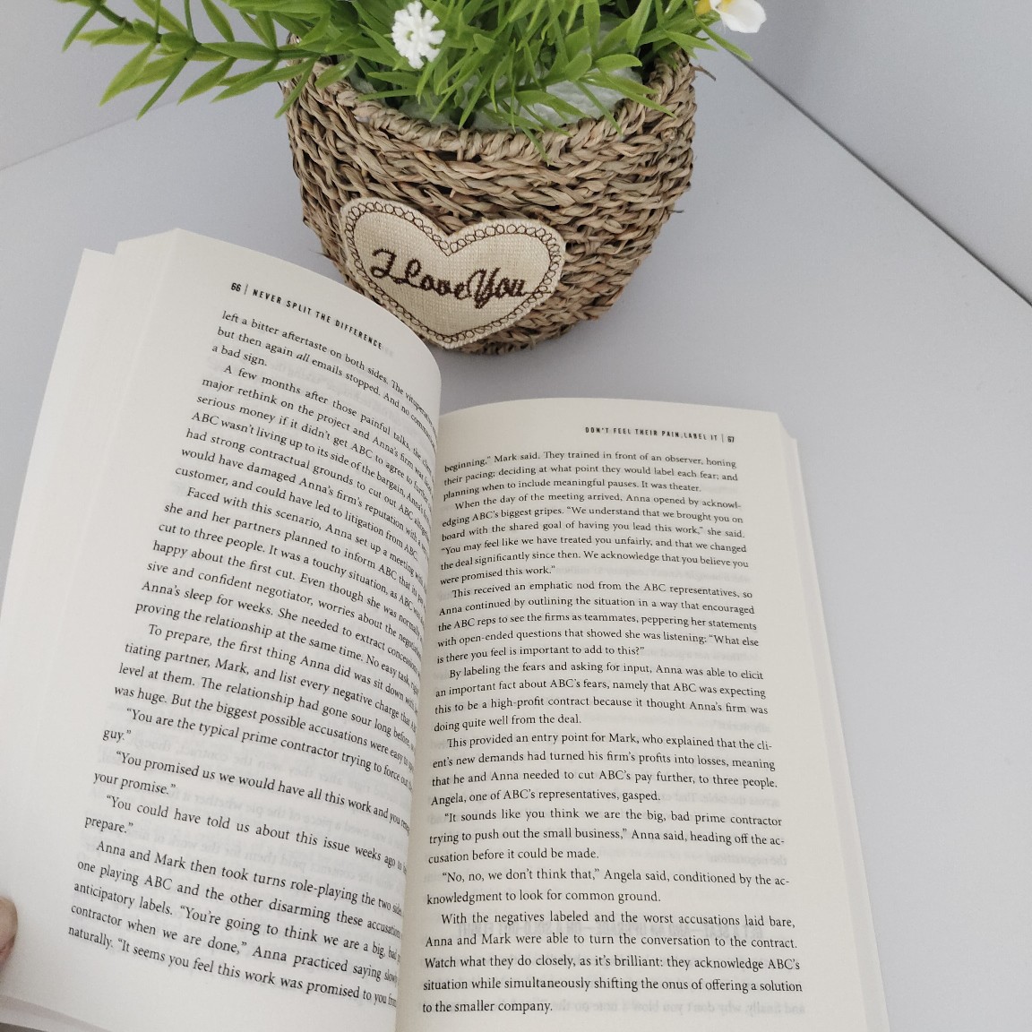 Strong Negotiation English Version Never Split the Difference Control the Conversation