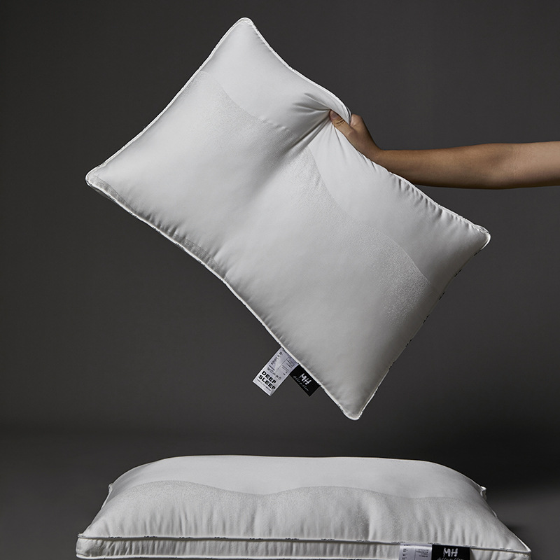 Summer Class a Refreshing Double-Layer Silk Pillow with 100% Mulberry Silk on the Upper Layer, Fluffy and Soft, Fits the Cervical Spine Curve