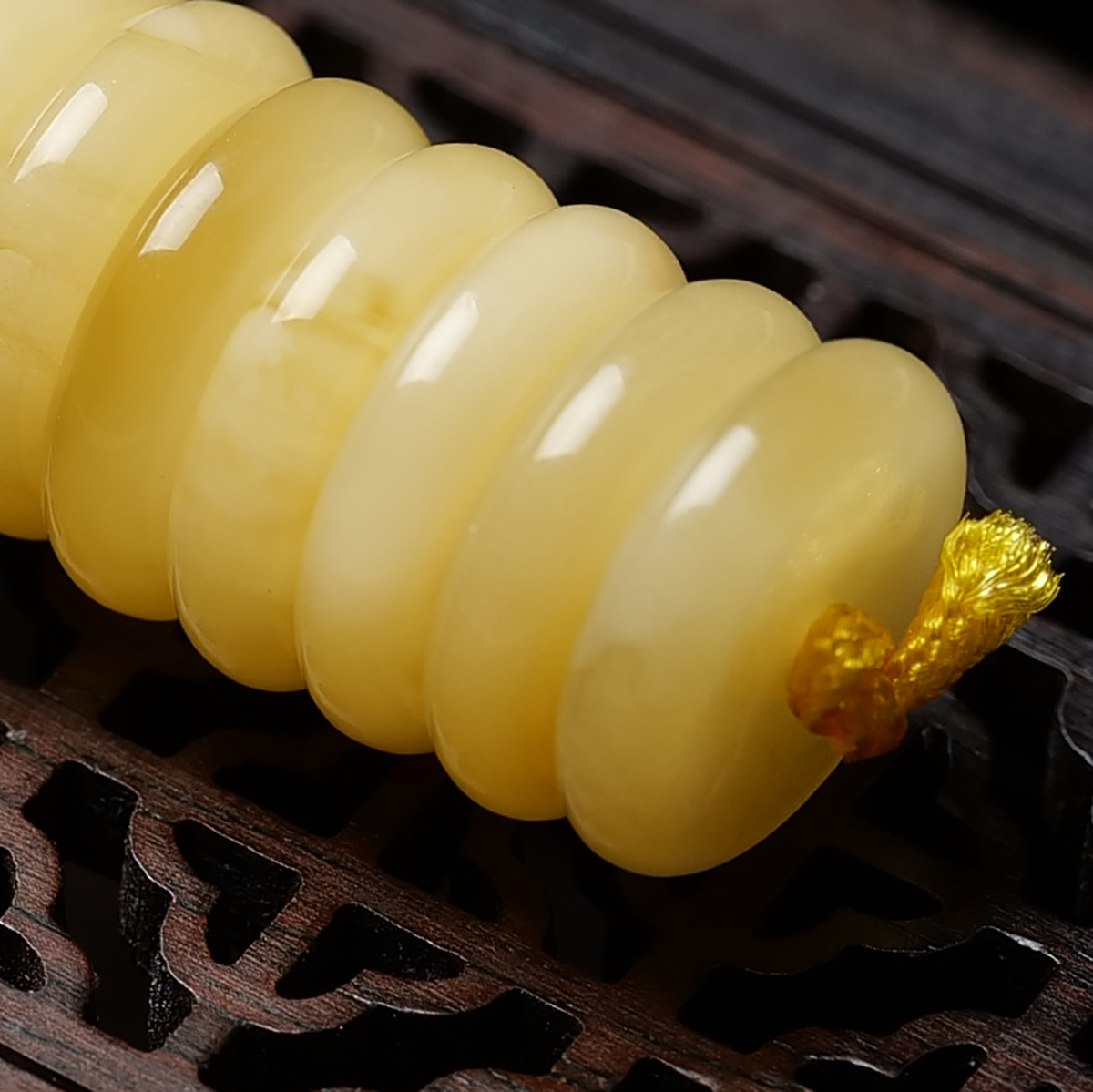 Wholesale Natural Beeswax Tablets, Loose Beads, Russian Material, High-Quality Chicken Oil Yellow Spacer Beads, White Flower Wax Amber Bracelet Spacer Beads Wholesale