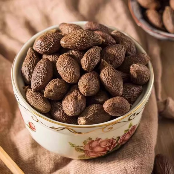 Authentic Chinese Herbal Medicine Slices of Pangdahai Soaked in Water with Monk Fruit and Honeysuckle for Tea. Monk Fruit and Honeysuckle Are Sold Separately