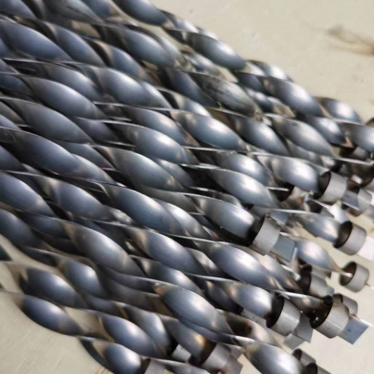 Stainless Steel Deflector Gas Stove Ventilation Dust Removal High-Temperature Resistant Heat Exchanger Twisted Auger Spiral Blade Thread