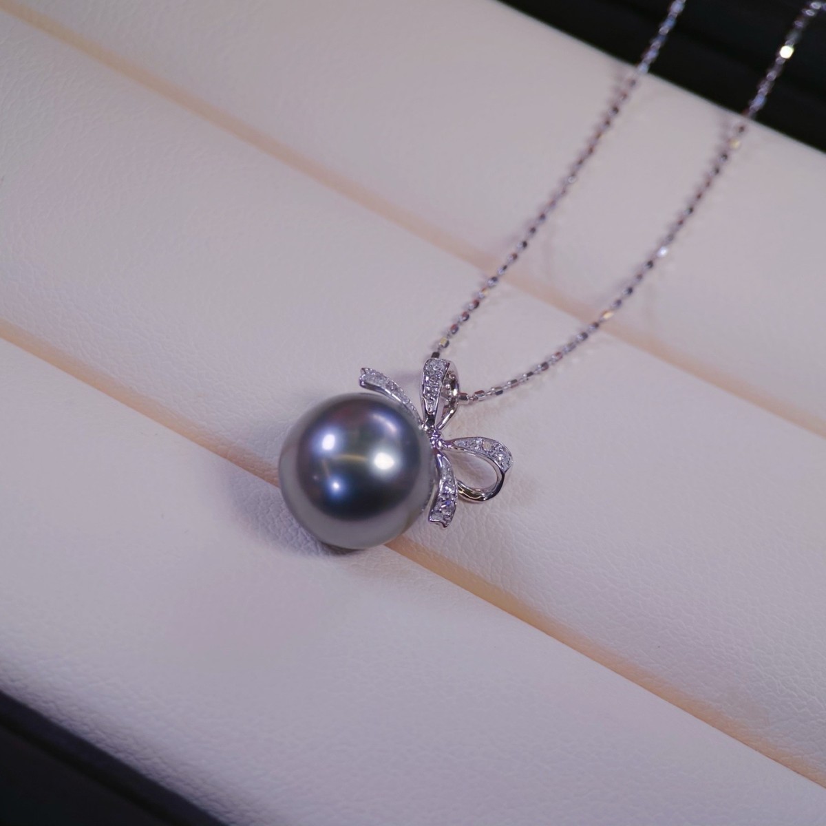 Pt900 Accessories Diamond Pendant Accessories Diamond Inlaid D0.05/Ct Picture with 9-10mm Pearls Without Bead Chain
