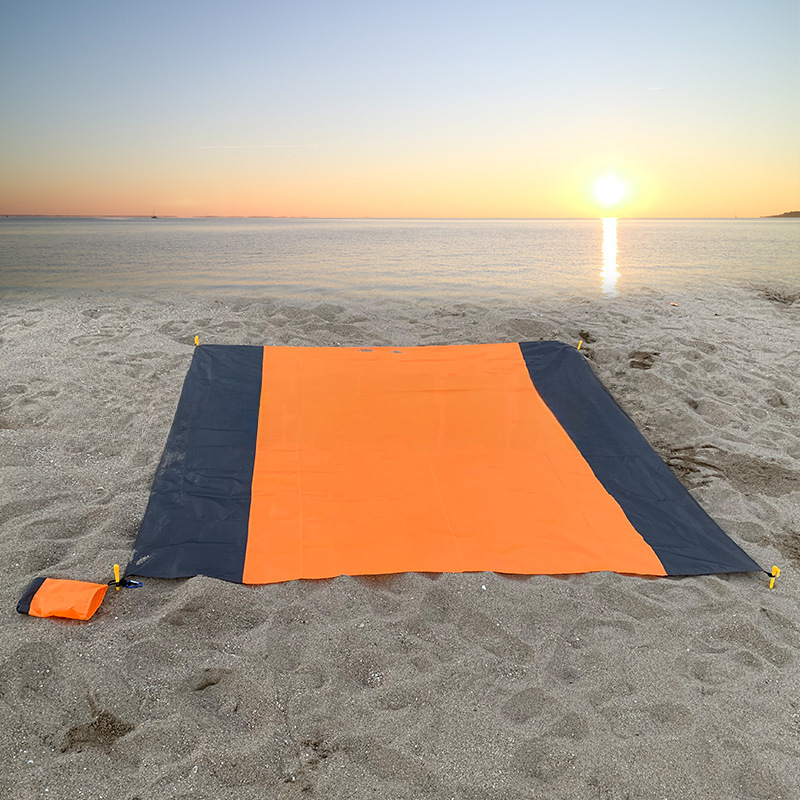 Outdoor camping waterproof convenient foldable two-color picnic mat moisture-proof mat polyester plaid pocket beach mat
