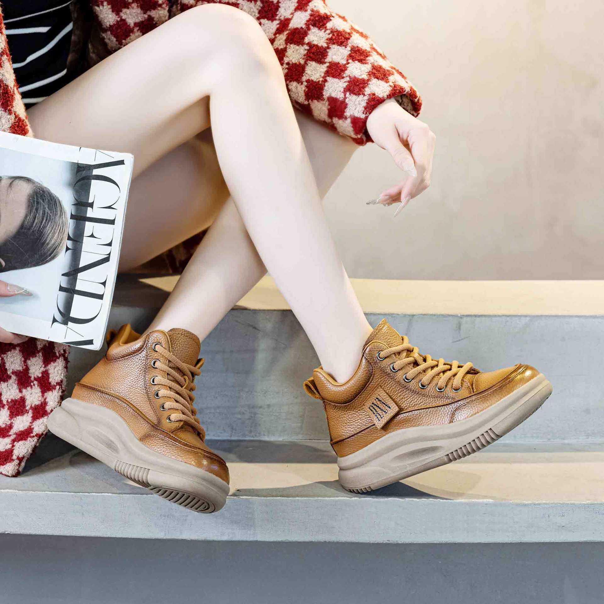 First-Layer Cowhide Women's Shoes 2025 Winter New Velvet High-Top Shoes Women's Casual Shoes Women's Retro Sneakers Sports Shoes for Women