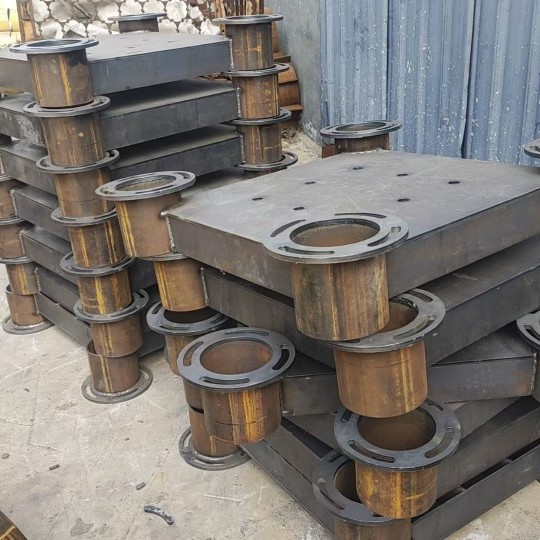 Оптовая продажа столбов ограждения из углеродной стали, столбов из нержавеющей стали, сварных столбов ограждения, предварительно встраиваемых стальных плит ограждения