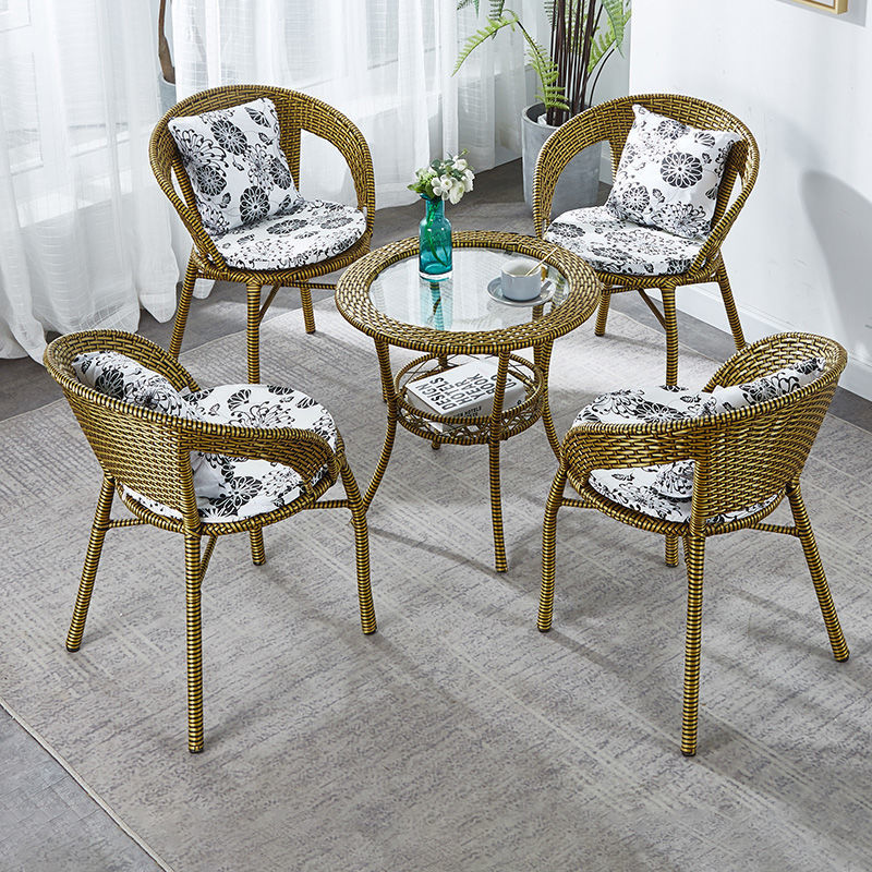 Небольшой столик и стулья для балкона, комбинация уличного кофейного столика, ротанговый стул с подлокотниками, трехпредметный набор
