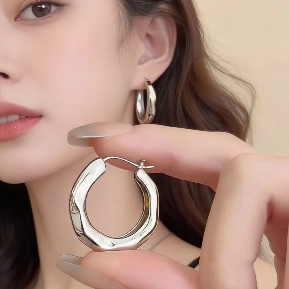 French Minimalist Flowing Hoop Earrings with a High-End Luxury Feel, 2025 New Popular Niche Unique Temperament Plain Hoop Earrings for Women