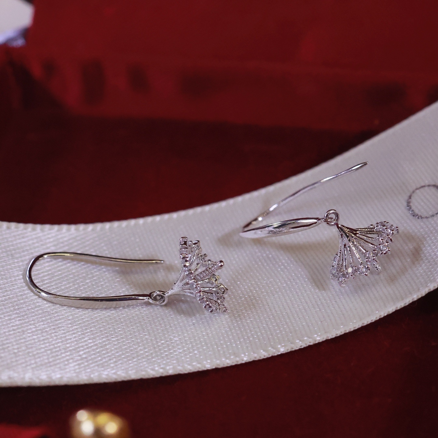 Pt900 Platinum Accessories, Bright Star Ear Hooks, White Zircon Inlay, Picture with 9-10mm Pearls, Beads Not Included