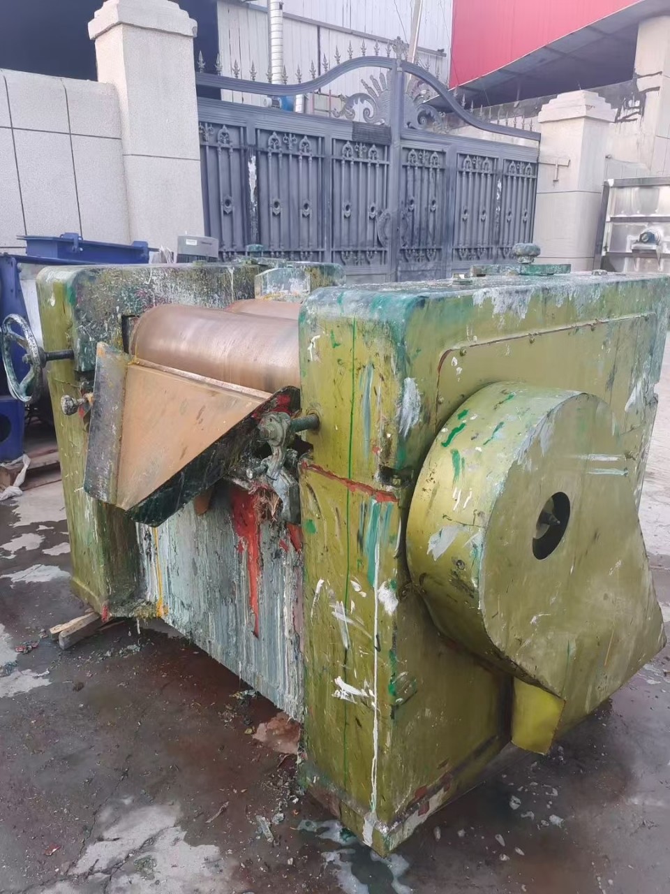 Трехвалковая мельница 260 только что простаивала с взрывозащищенным мотором. Босс, который нуждается в этом, связался со мной