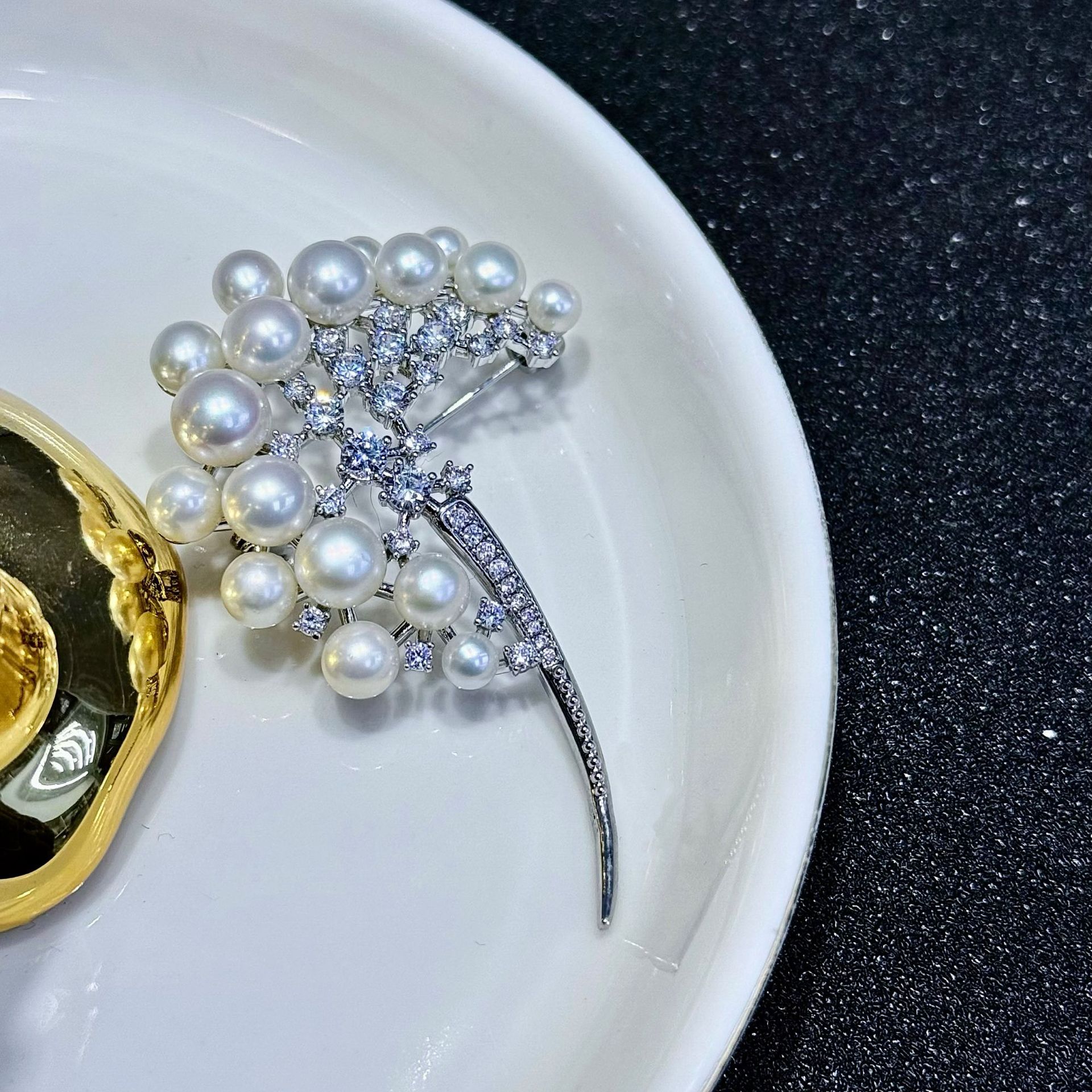 Elegant temperament ins style dandelion multi-bead tian Ran freshwater pearl brooch girl's raw clothes corsage